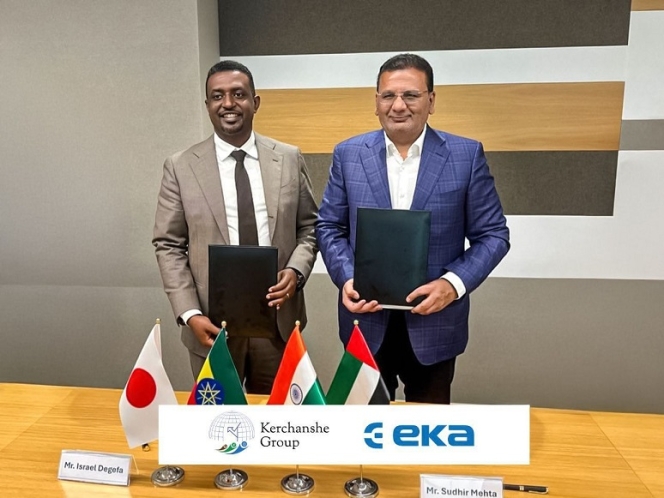 Dr Sudhir Mehta of EKA Mobility with Israel Degefa of Kerchanshe Group